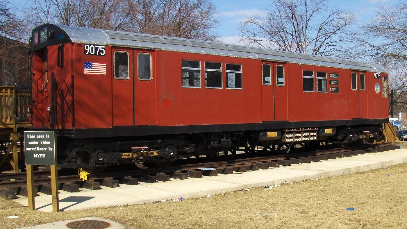 Ausrangierte rote U-Bahn-Wagen der New Yorker Redbird-Serie