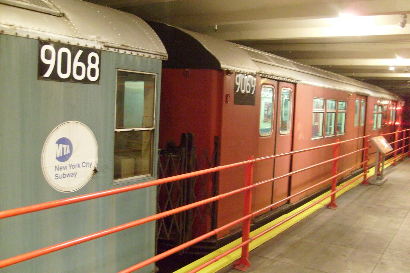 Alte New Yorker U-Bahn-Wagen auf einem Transportschiff