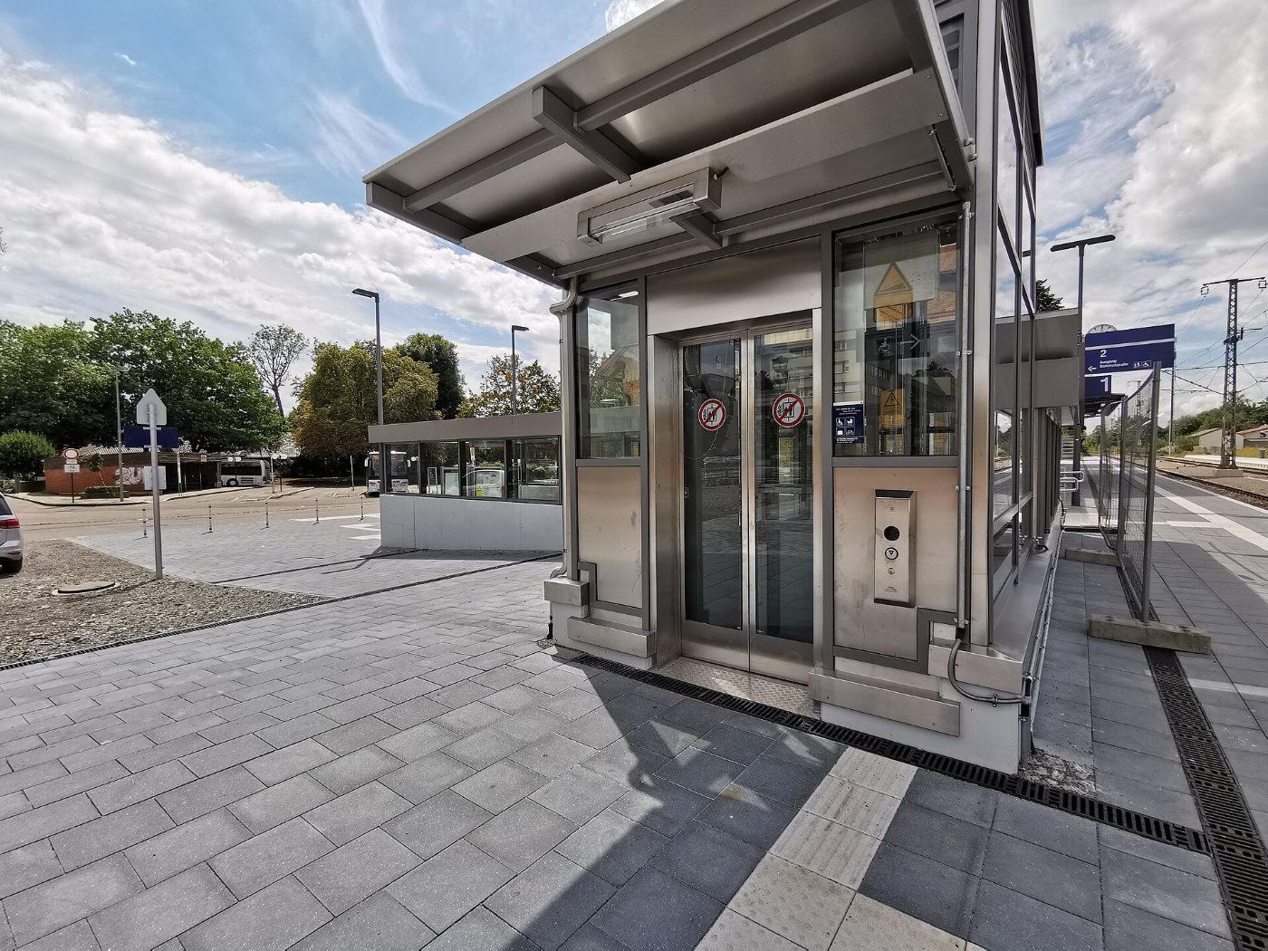 Aufzug am Gleis 1 des Bahnhofs Wangen