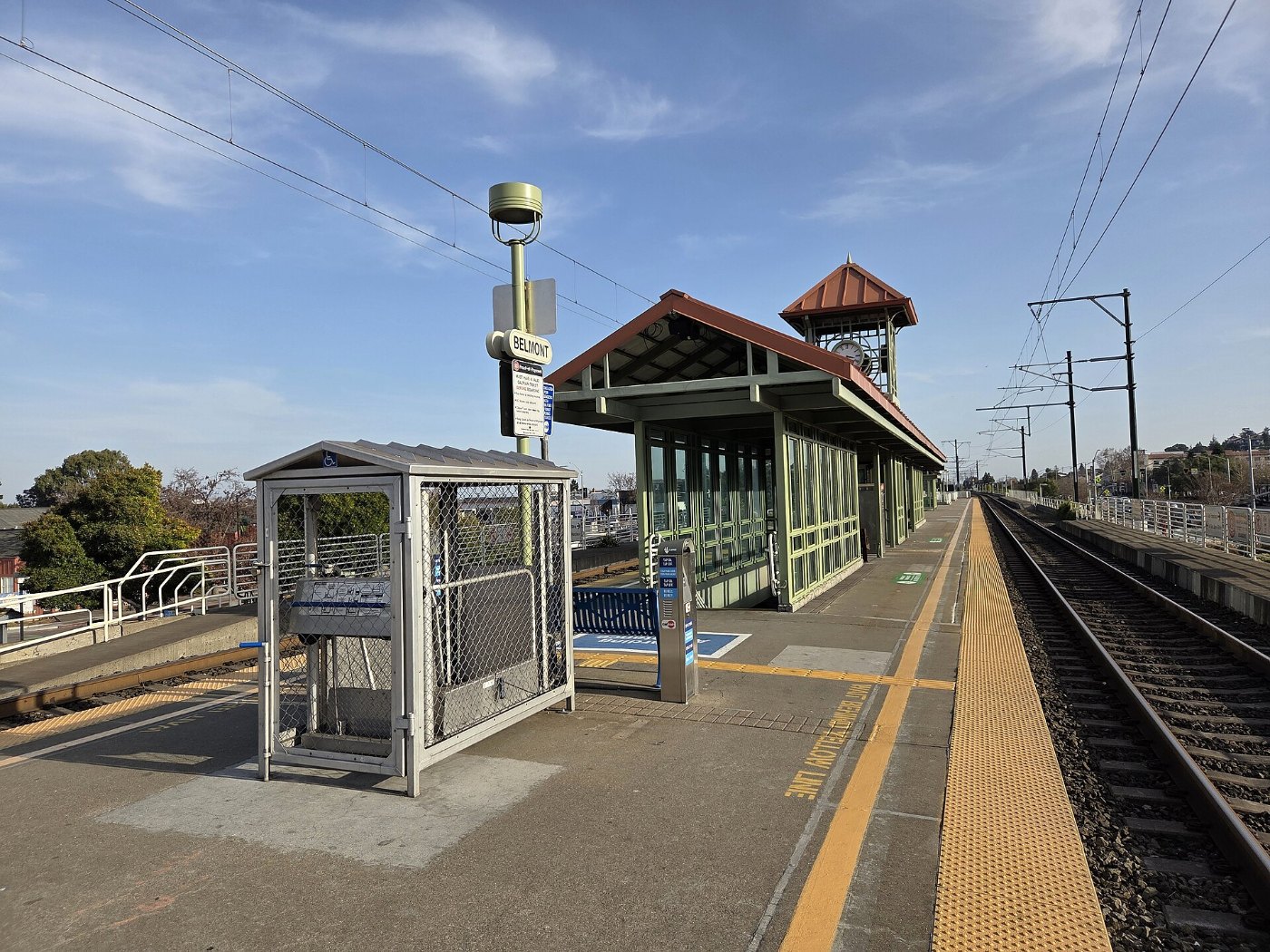 Mobile Hebebühne neben einer Treppe an einem Bahnsteig