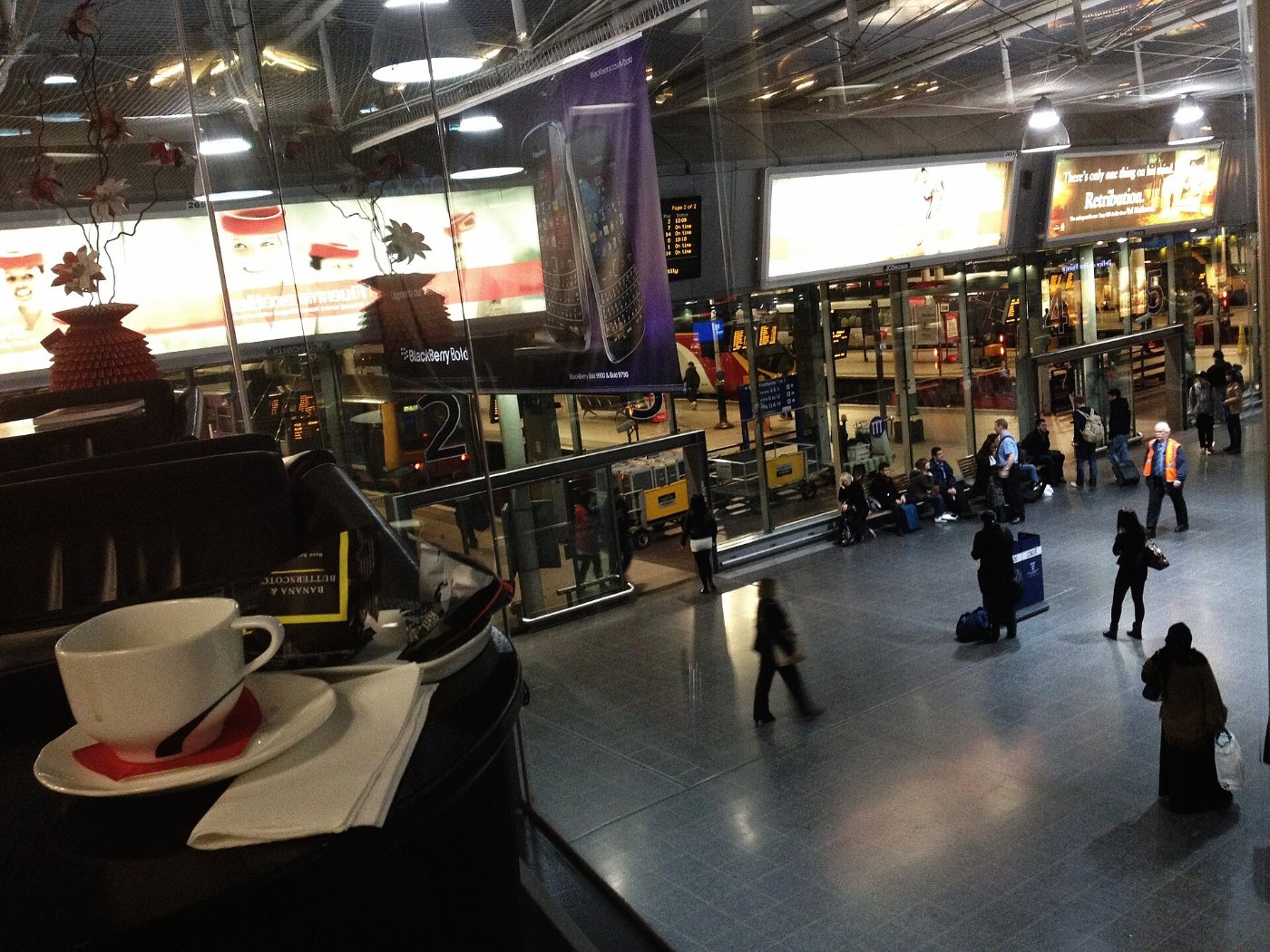 Manchester Piccadilly concourse towards platforms
