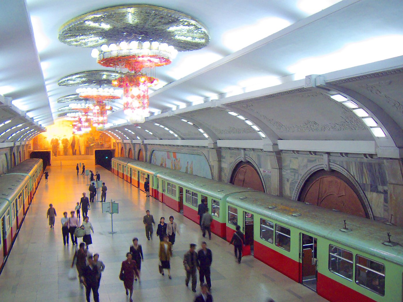Tief liegende U-Bahn-Station mit langer Rolltreppe