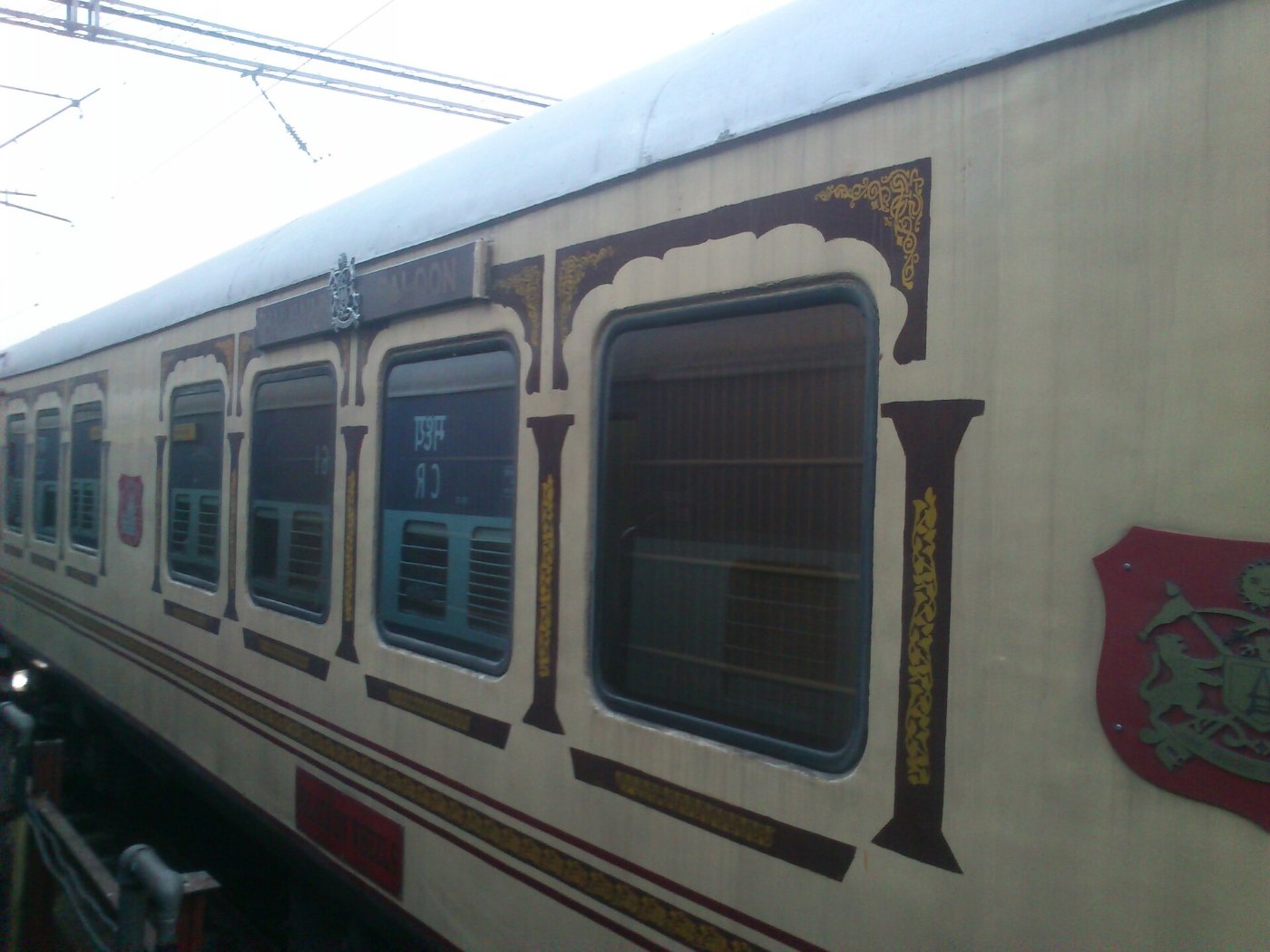 Luxuszug Palace on Wheels an einem indischen Bahnsteig