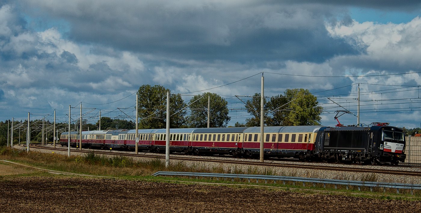 MRCE Siemens Vectron AC mit dem AKE Rheingold (Flickr )