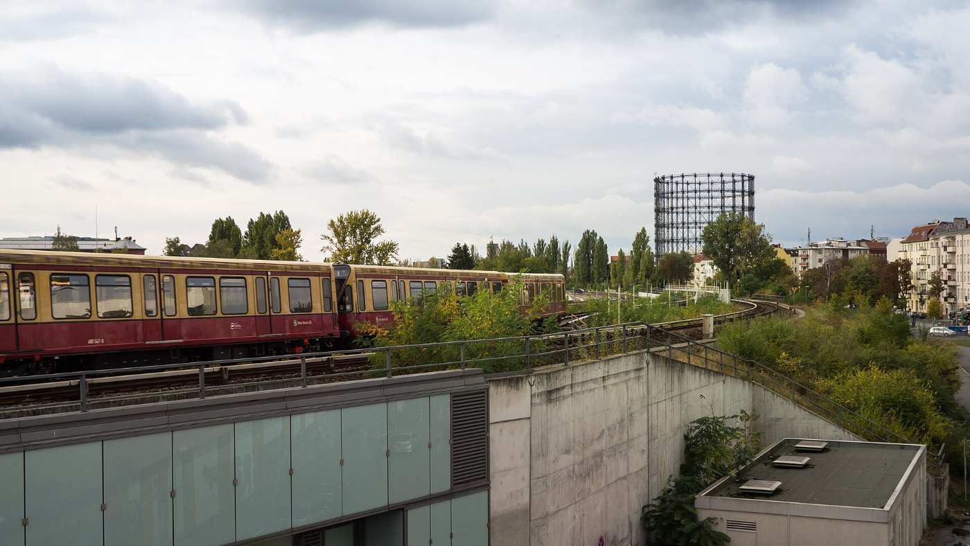 S-Bahn-Zug der Berliner Ringbahn an einem Bahnsteig