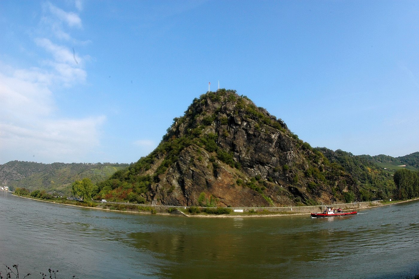 Der Loreley-Felsen an der engen Rheinschleife bei Sankt Goarshausen