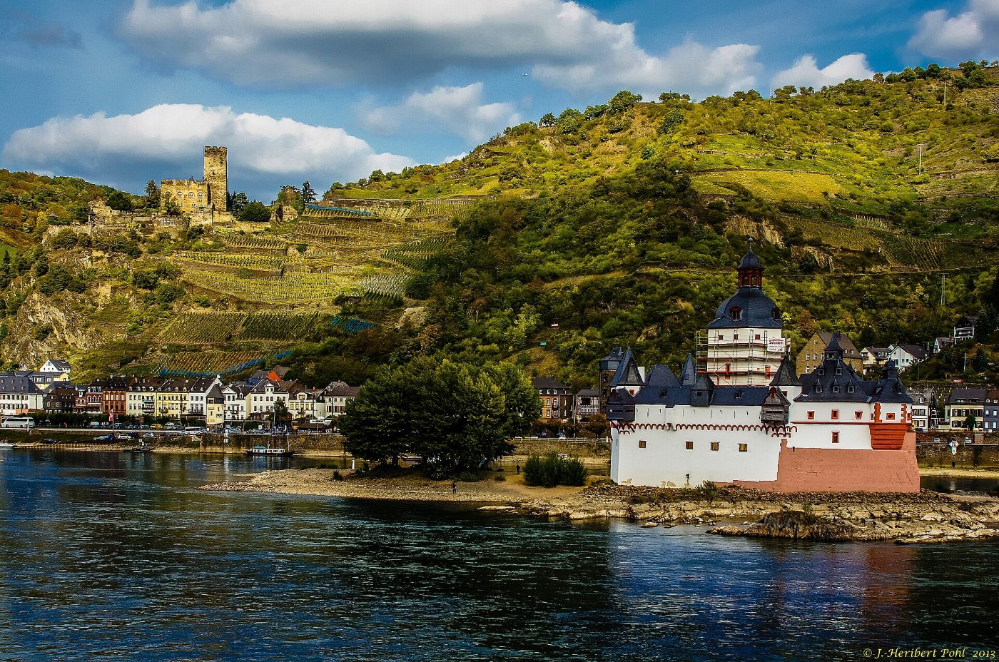 Die Burg Pfalzgrafenstein im Rhein bei Kaub, dahinter Burg Gutenfels