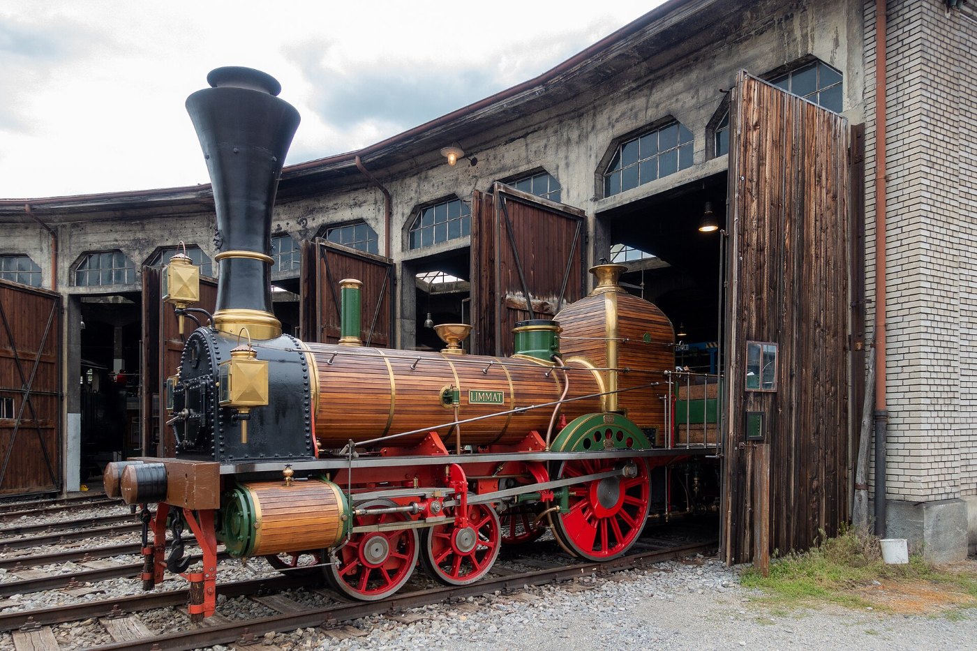 Historische Schweizer Dampflokomotive aus der Mitte des 19. Jahrhunderts