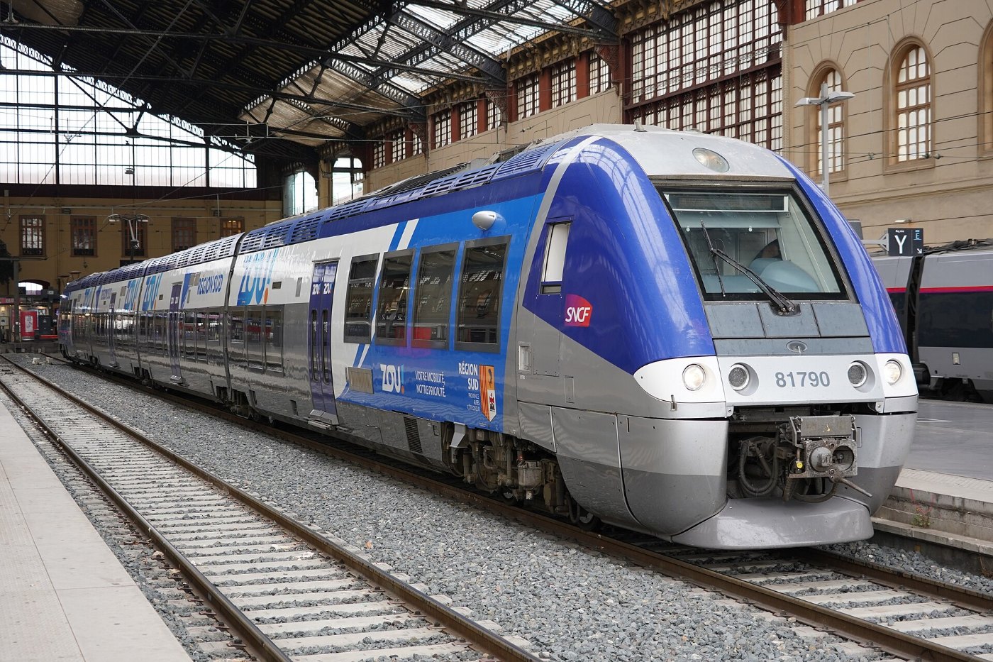 B 81500 en livrée Zou ! à quai en gare de Marseille Saint Charles (3)