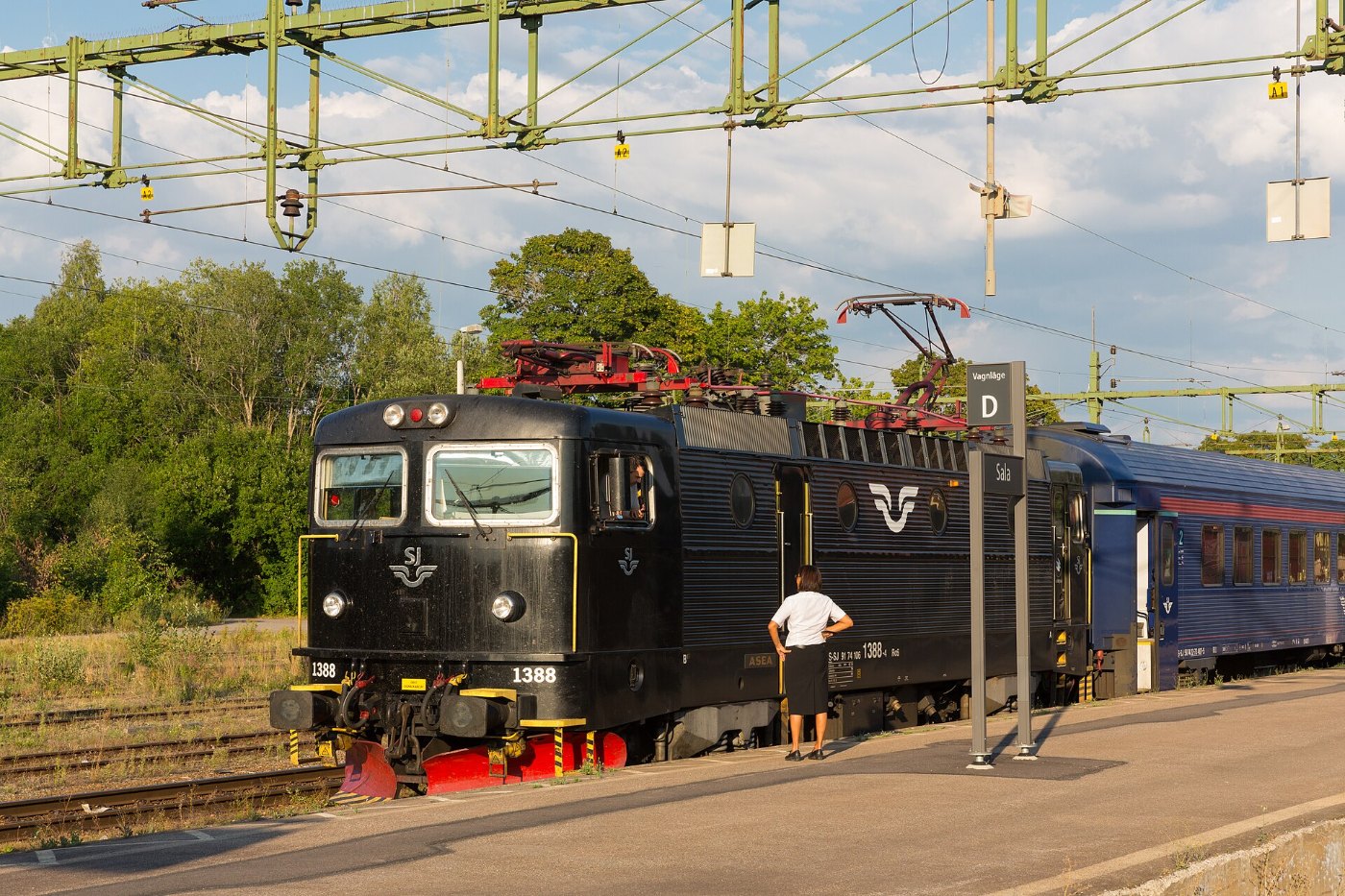 SJ Rc6 1388 with an Intercity train at Sala Station, Photo 1
