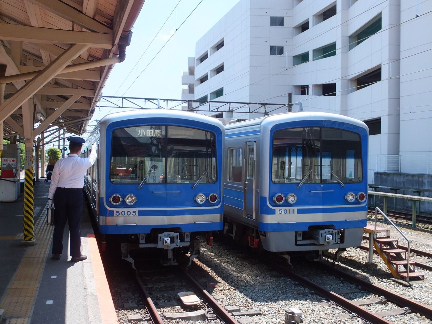 Personal auf einem japanischen Bahnsteig bei der Abfahrtskontrolle.