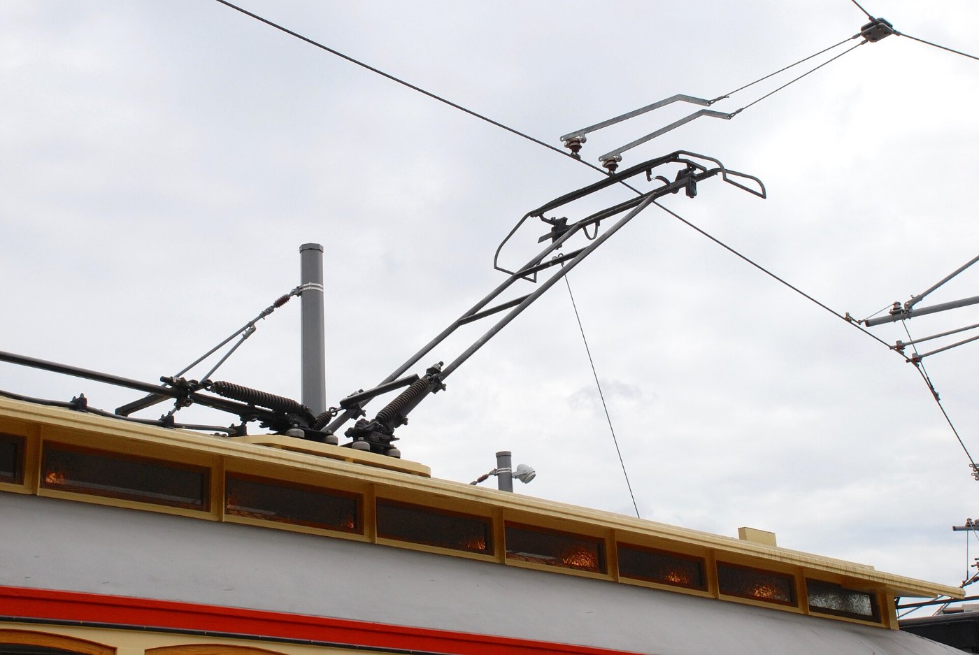 Hybrid pantograph bow collector on Portland Vintage Trolley replica Bril