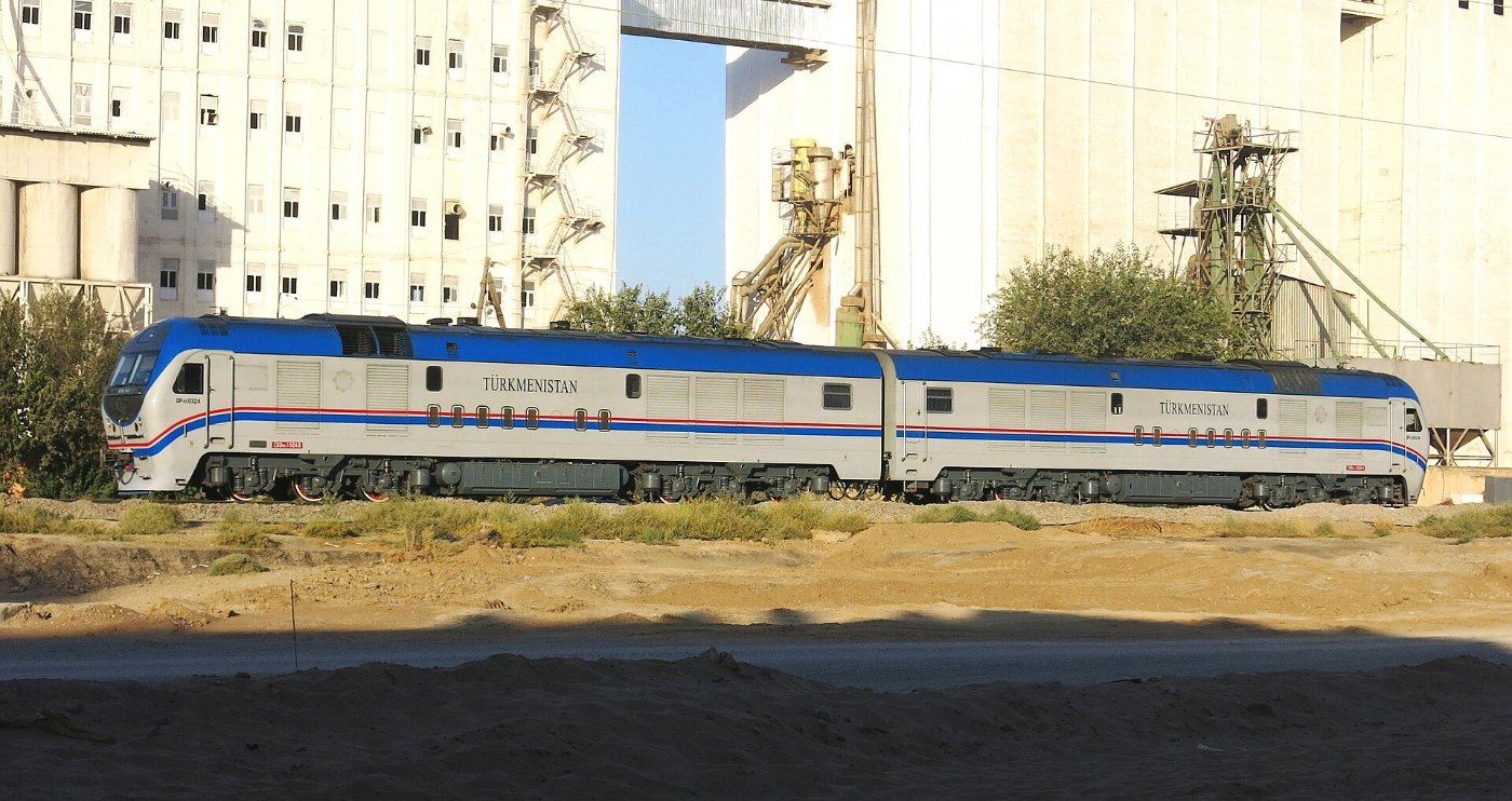 Transkaspische Bahn vor der Zementfabrik Aschgabat