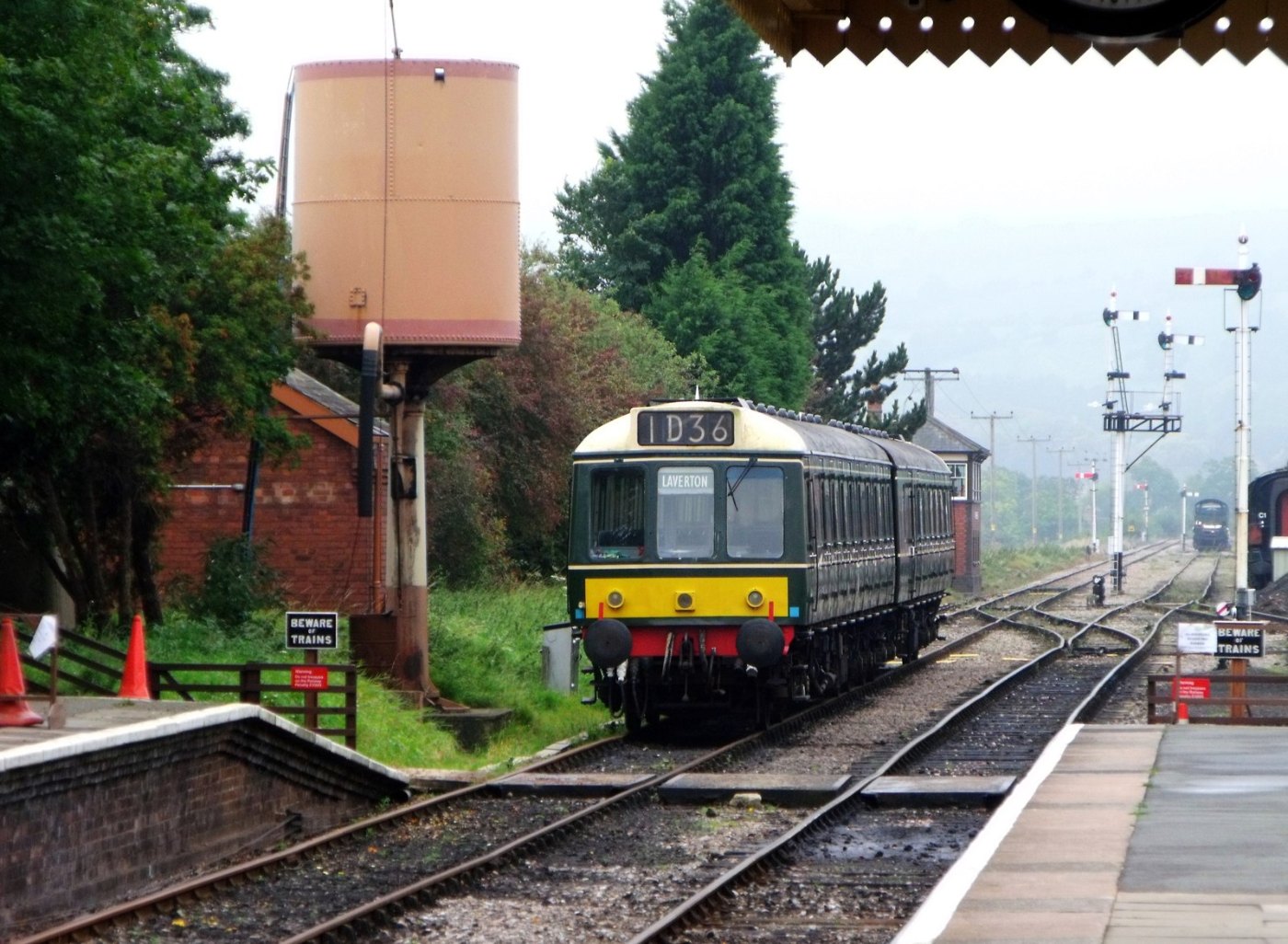 Diesel Multiple Unit at Toddington Railway Station. geograph.org.uk