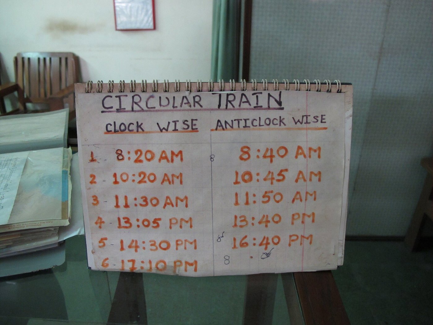 Zug der Ringbahn von Yangon an einer Station