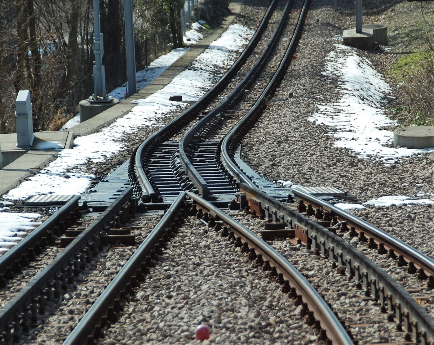 Zahnradbahn auf einer steilen Bergstrecke.