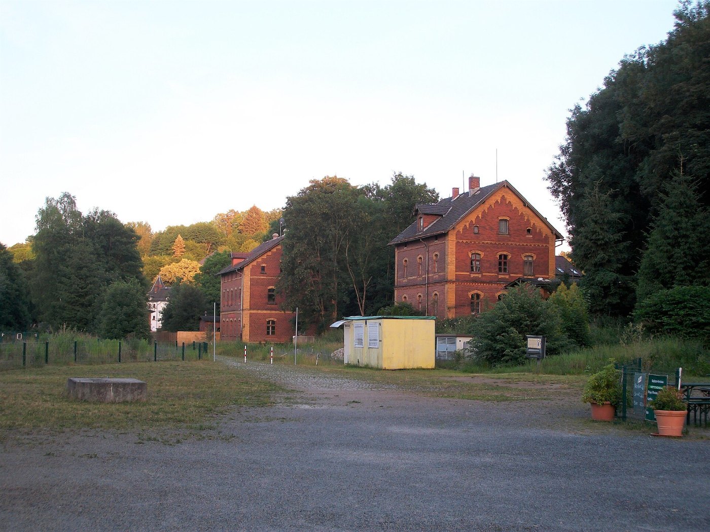Bahnhof Göltzschtalbrücke Empfangsgebäude (links) und Bahnmeisterei (rec