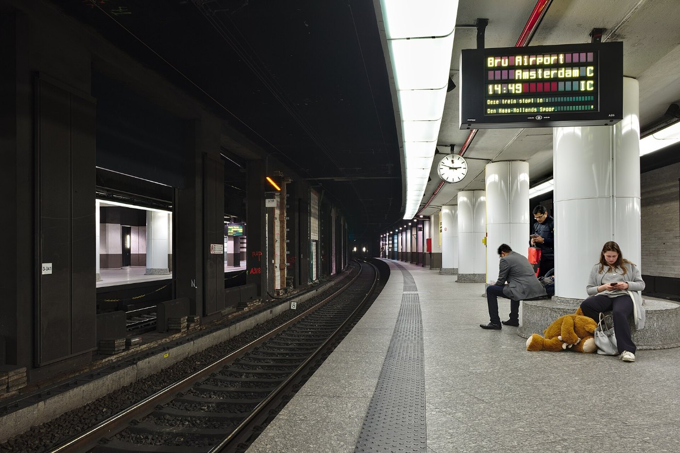 Bahnsteig im Bahnhof Brüssel mit wartenden Reisenden