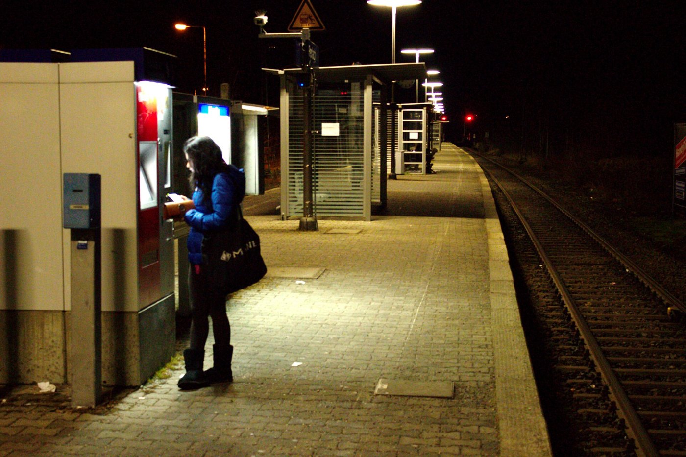 Reisender kauft eine Fahrkarte an einem Automaten der Deutschen Bahn