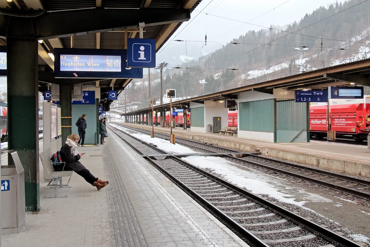 Bahnsteig mit Zug am Bahnhof Schwarzach im Pongau