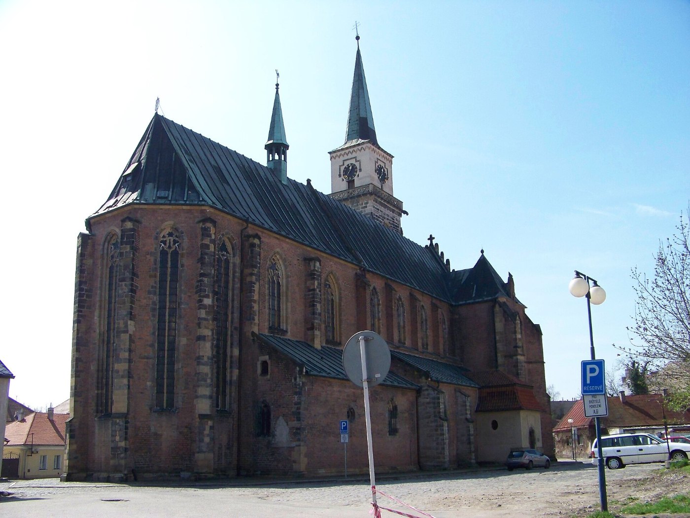 Nymburk, kostel svatého Jiljí, z ulice Na Příkopě