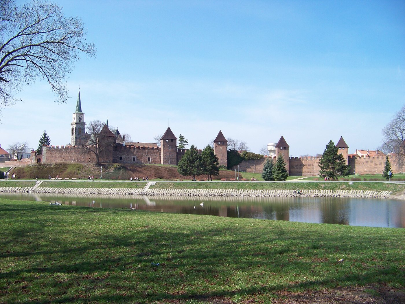 Nymburk, ochranný přístav a hradby