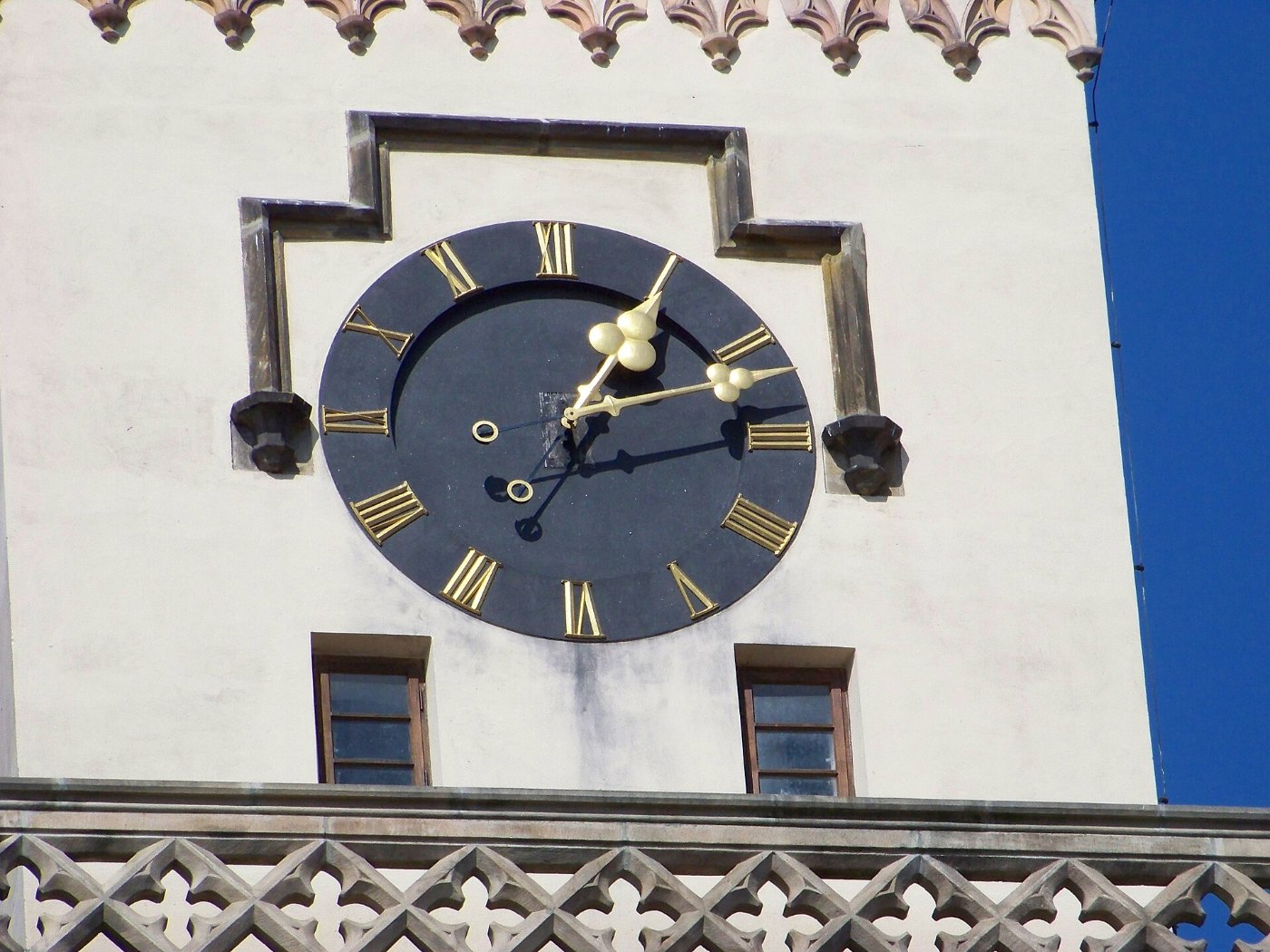 Nymburk, kostel svatého Jiljí, z ulice Na Fortně, hodiny