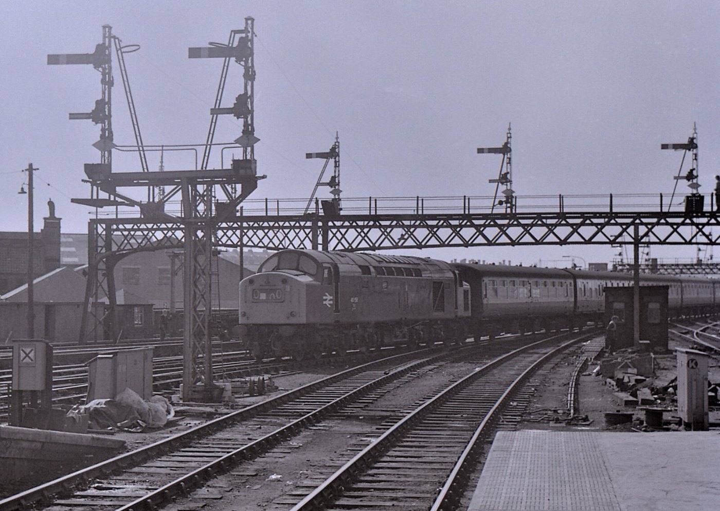 Class 40 entering Aberdeen Station geograph.org.uk