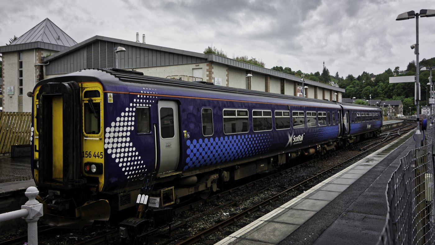 Oban station awaiting departure to Glasgow geograph.org.uk