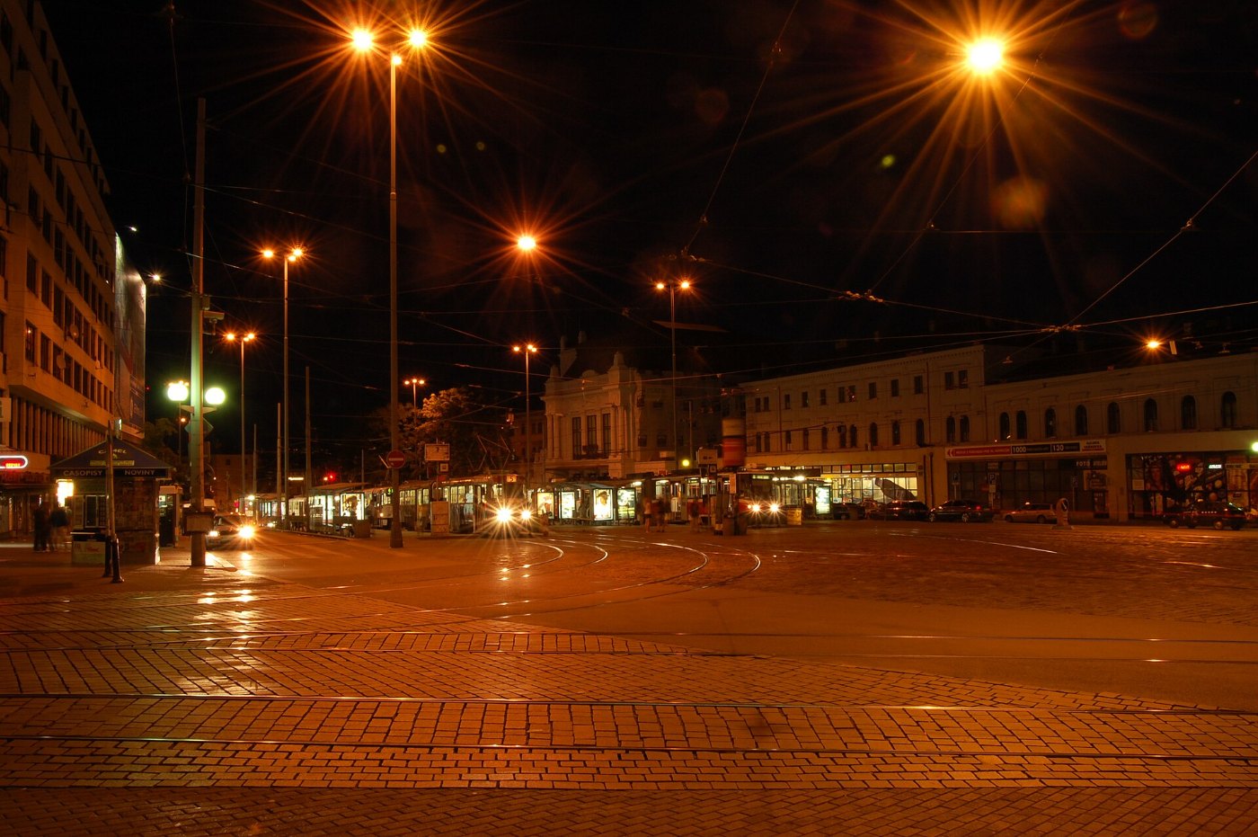 Hlavní nádraží v noci, Brno