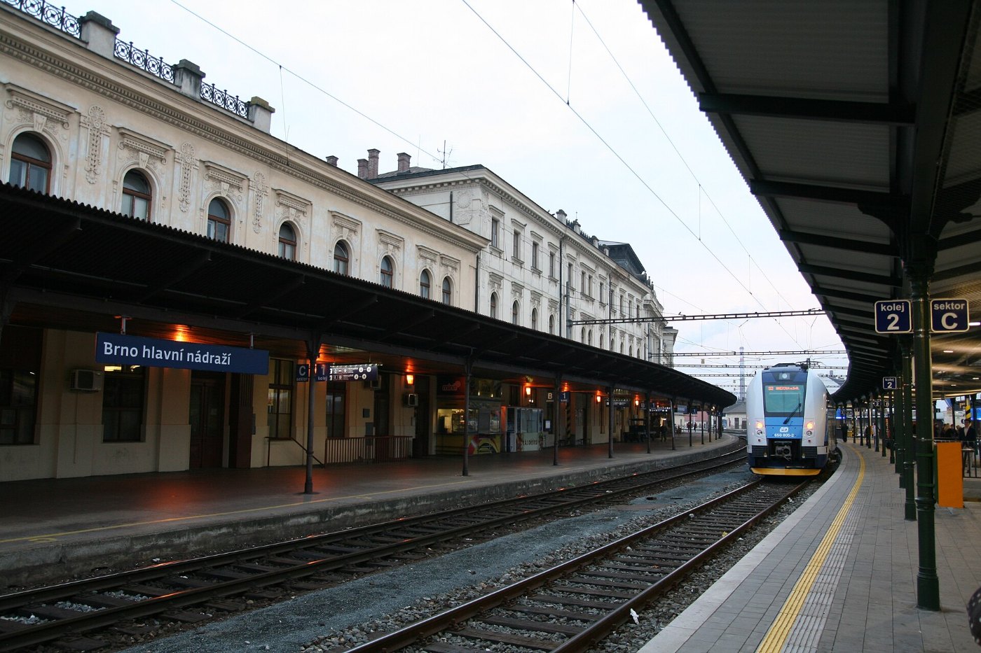 Brno hlavní nádraží, po rekonstrukci nástupišť 2016 1. nástupiště (4821)