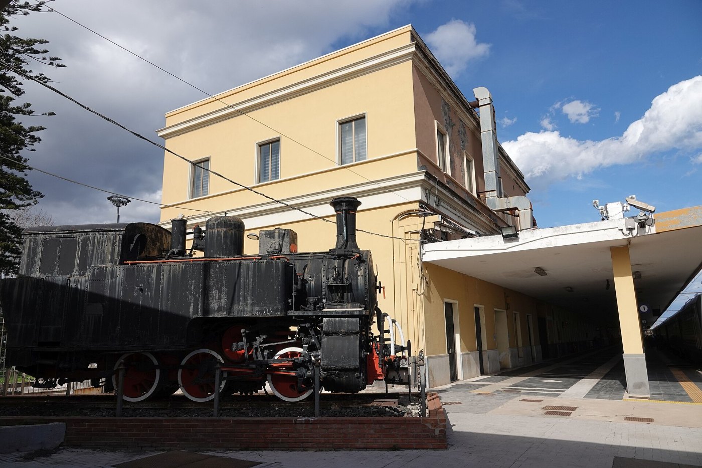 Catania Centrale train station.08