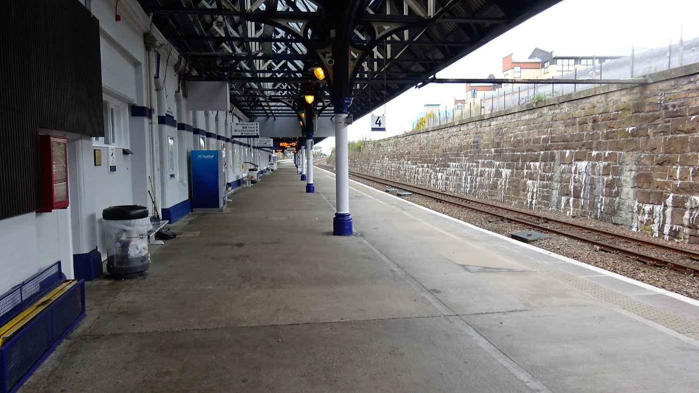 Dundee Railway Station. The view towards Perth and Glasgow. Platform 4