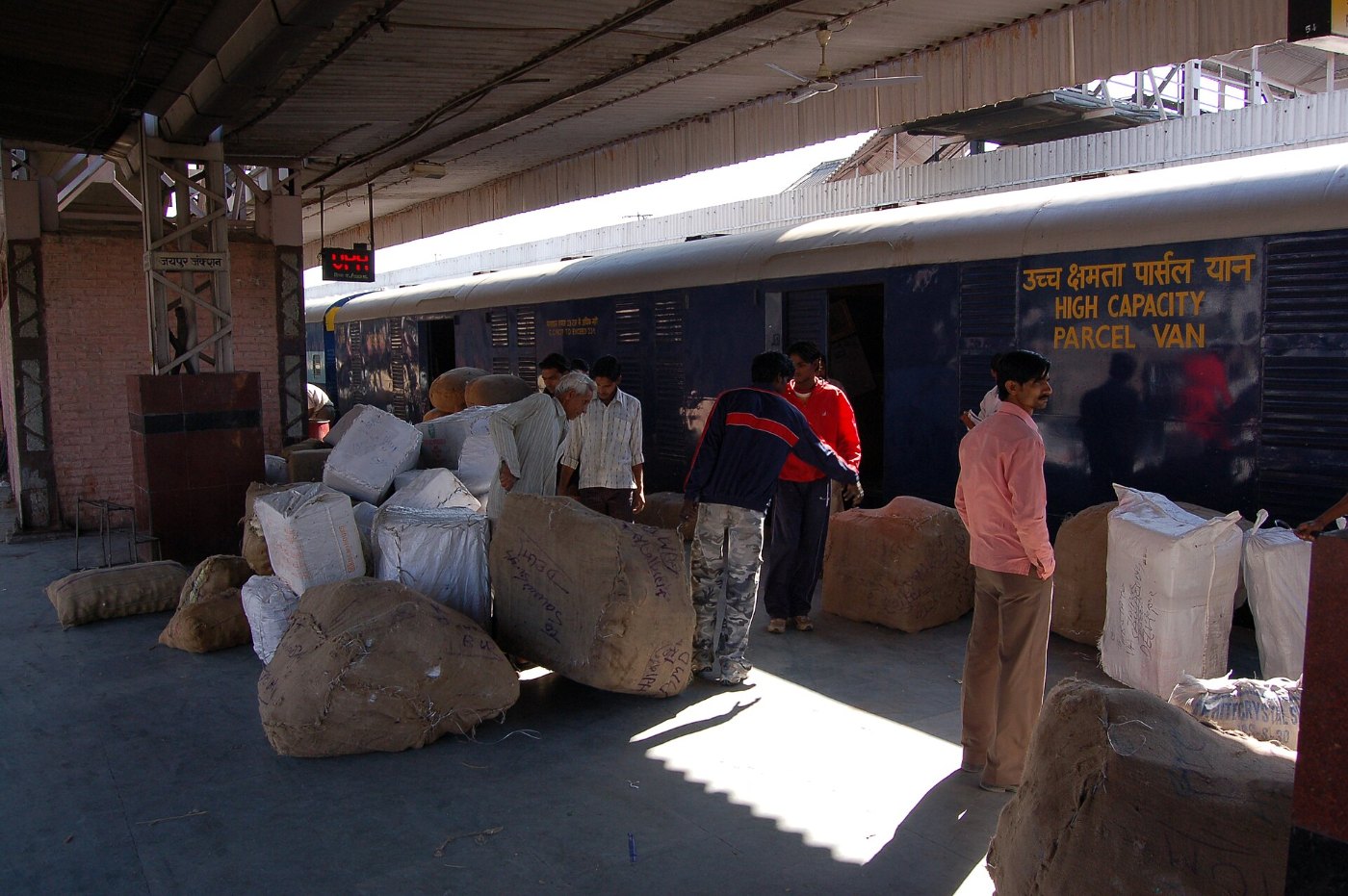 Jaipur Junction platform scene, 2008 (2)