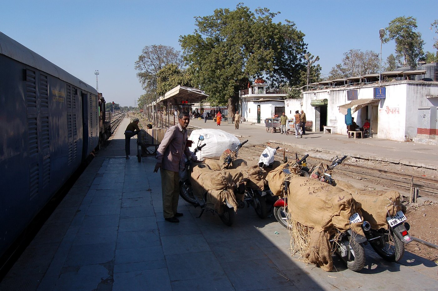 Jaipur Junction platform scene, 2008 (1)
