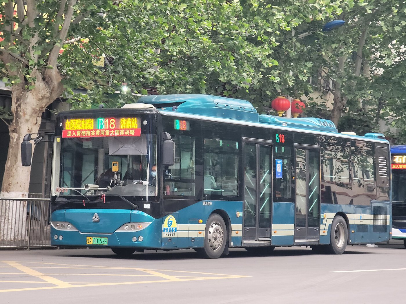 1 8939 at Jinan Railway Station ()
