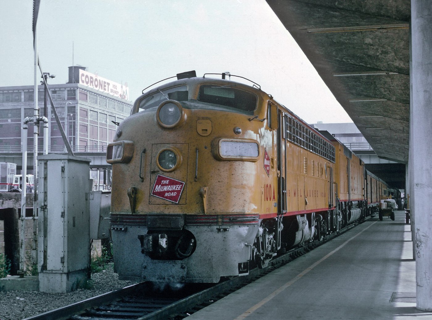 MILW 100A (FP7) with Train 5, the Morning Hiawatha at Milwaukee, WI with