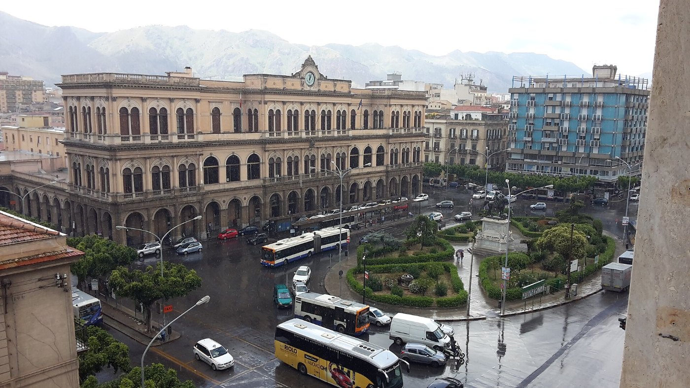 Piazza Giulio Cesare e la stazione centrale di Palermo Flickr Rino Porro