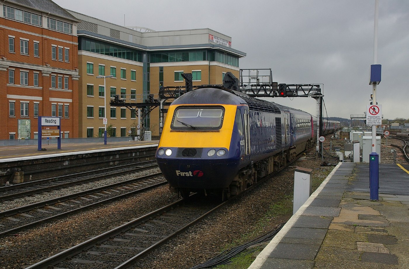 Reading railway station MMB 55 43193