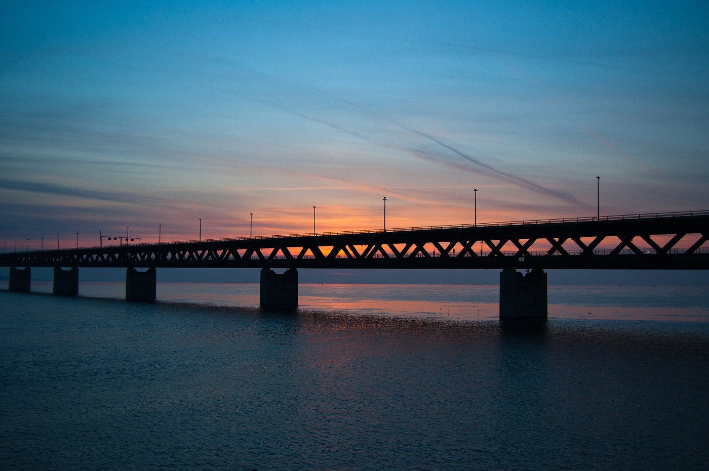 Kombinierte Brücke für Zug und Straße über das Meer