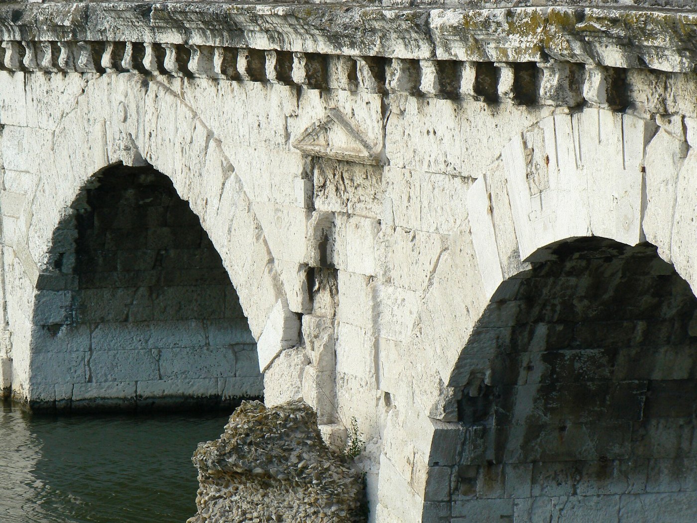 Ponte di Tiberio Rimini particolare
