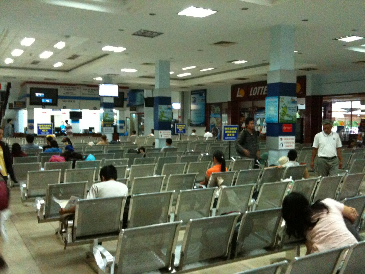 Ga Saigon waiting area