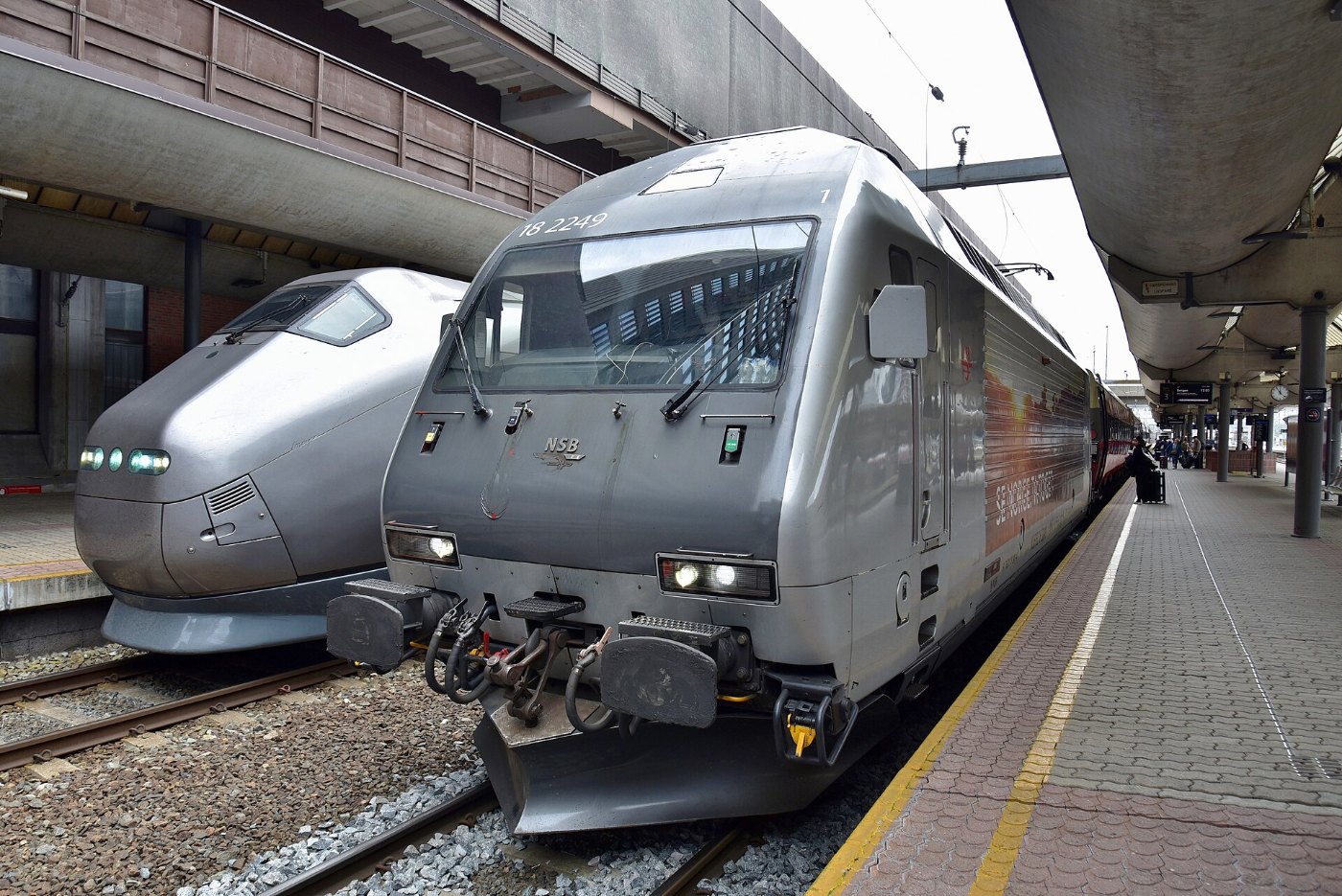 NSB El 18 2249 + train, Oslo S, 2019 (01)