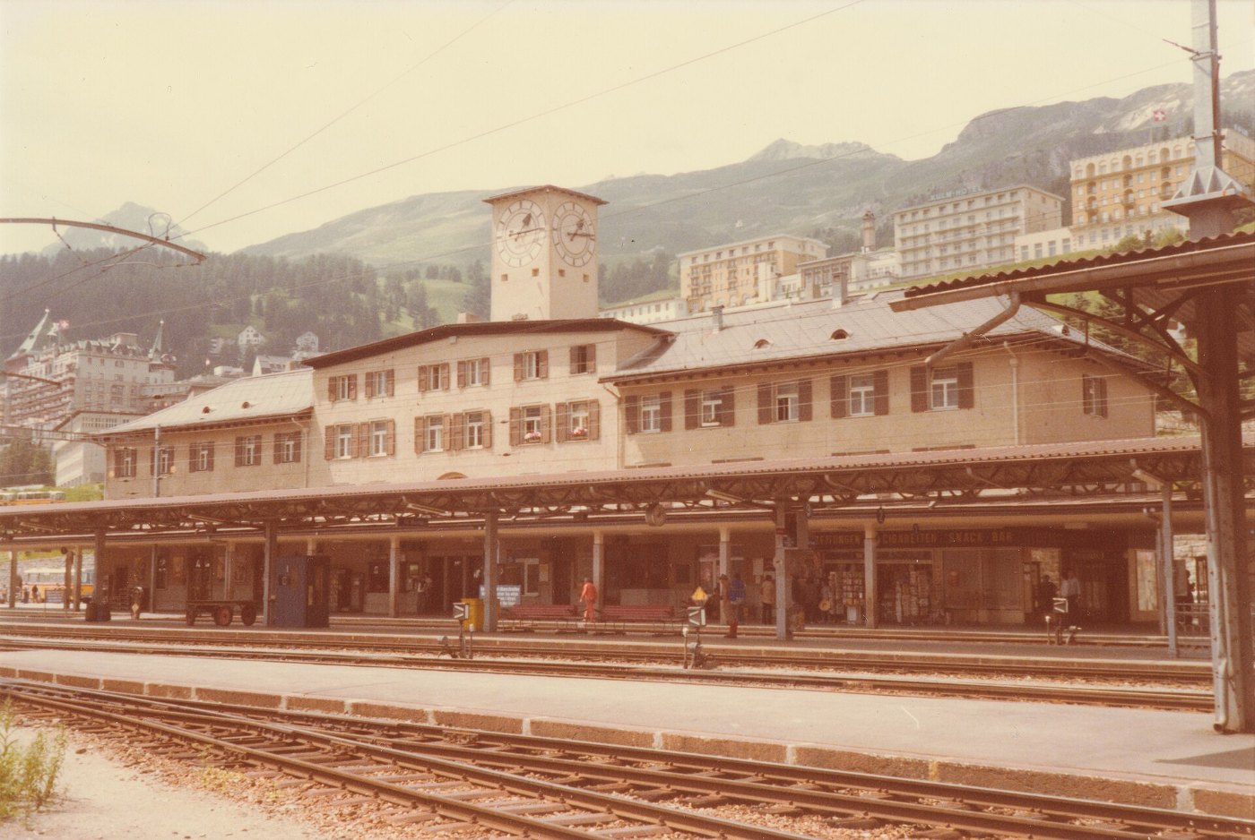 SBB Historic F 122 00921 002 St Moritz RhB Bahnhofgebaeude Bahnseite