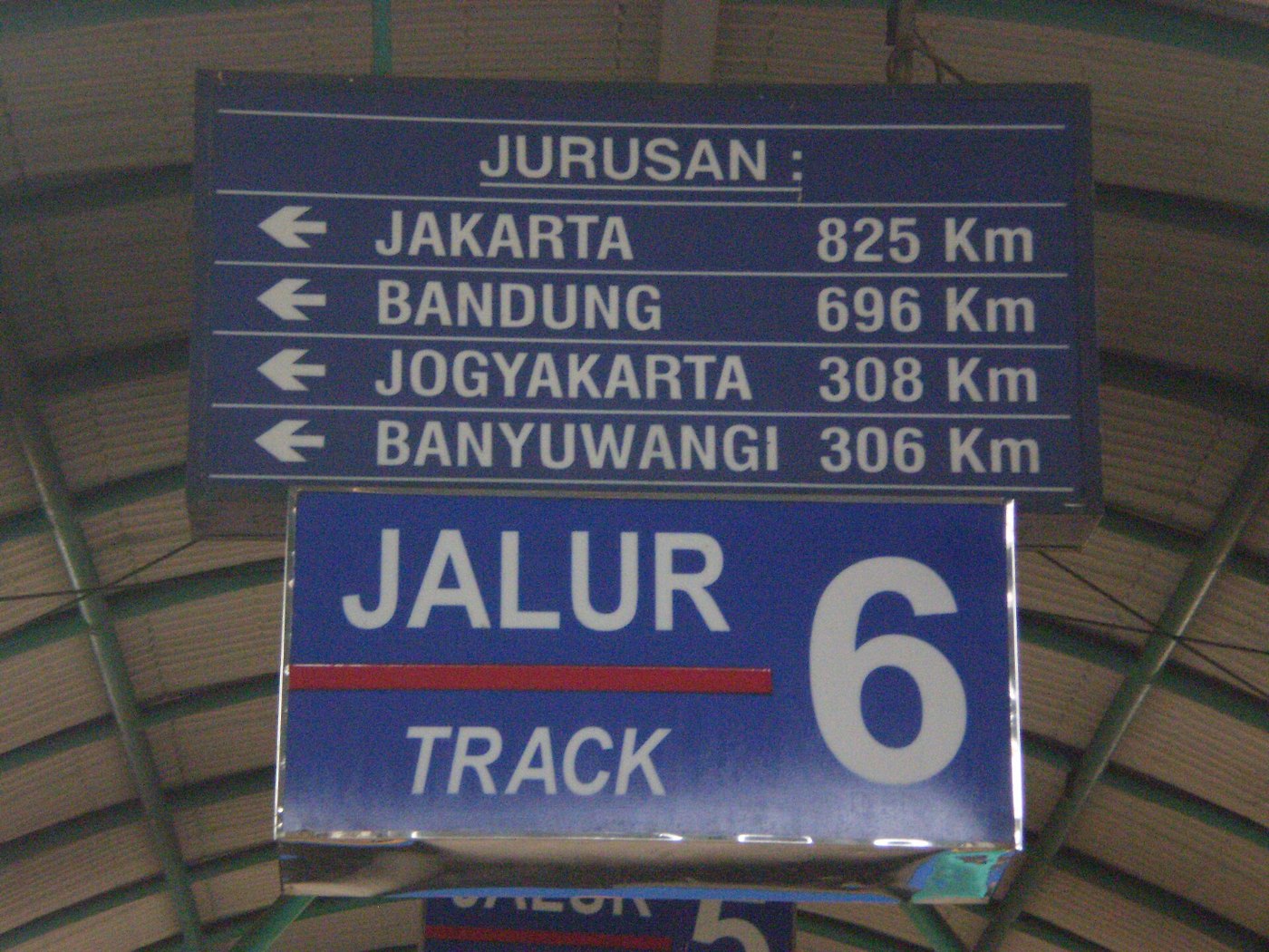 Jarak dari stasiun Surabaya Gubeng