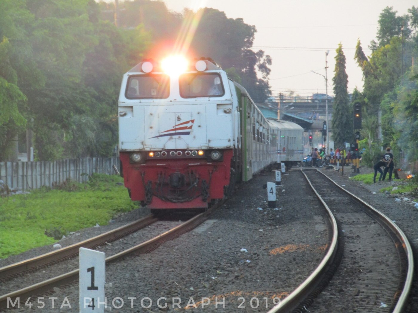 Kereta Api Bima berangkat meninggalkan Stasiun Surabaya Gubeng