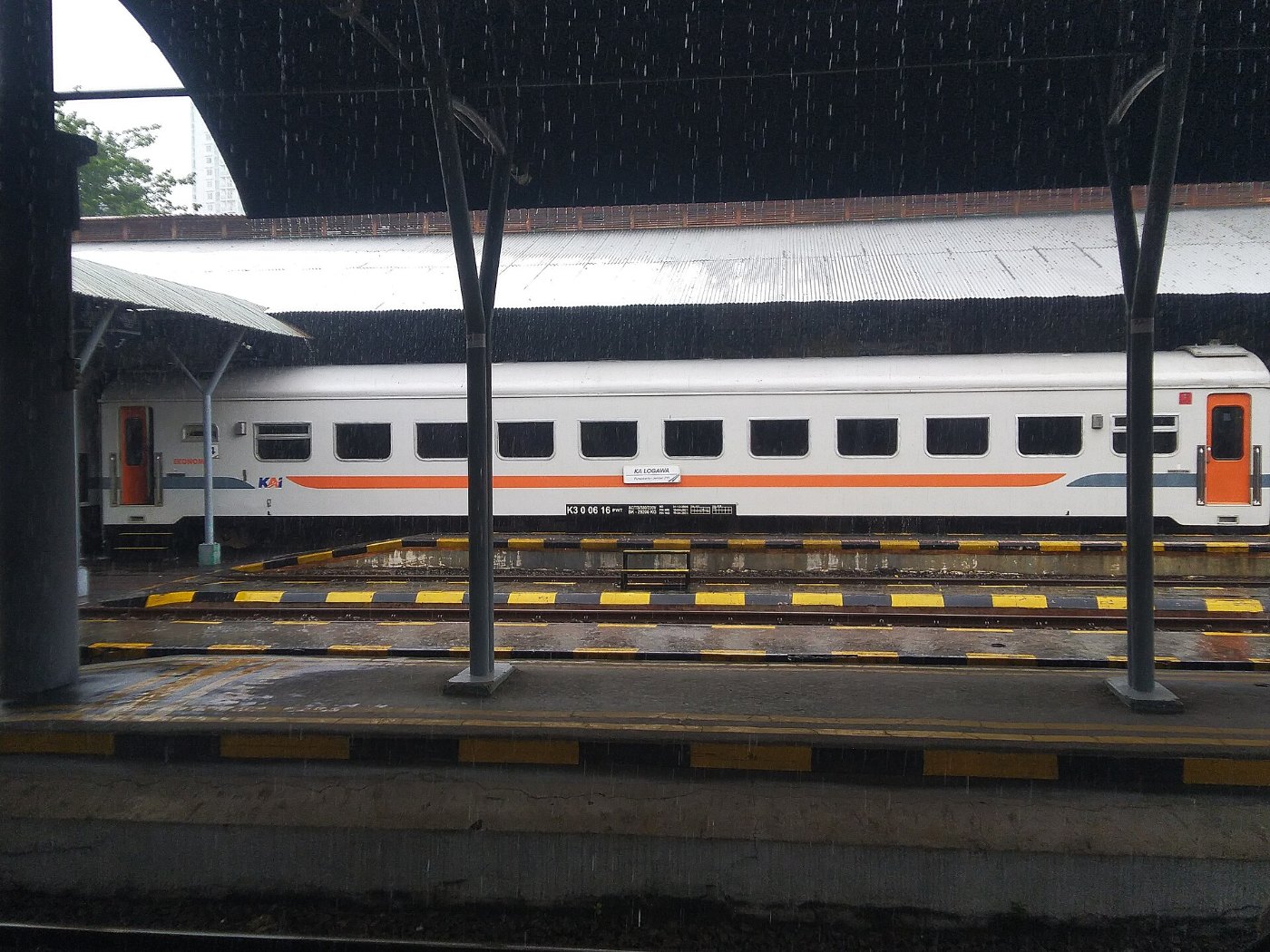 K3 0 06 16 KA Logawa di Stasiun Surabaya Gubeng 2022