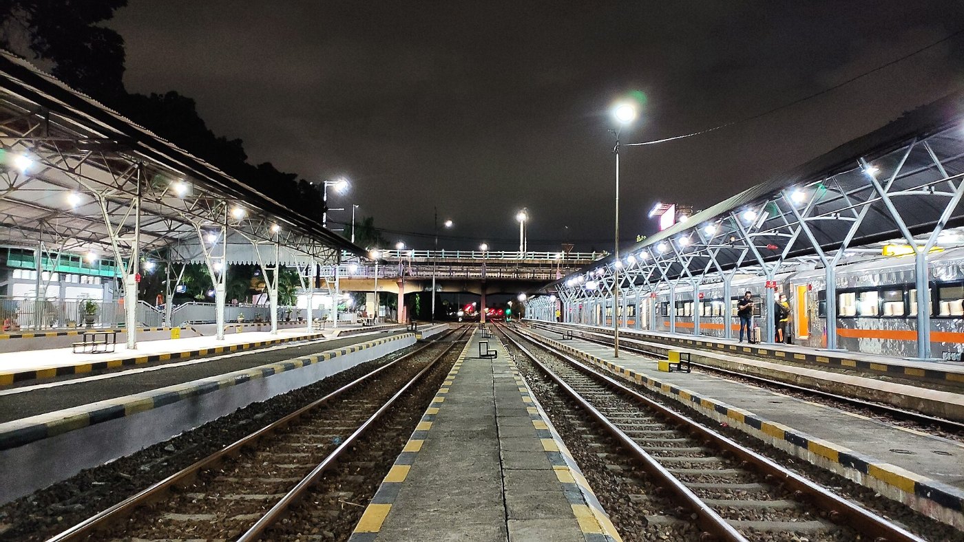 Stasiun Gubeng di Malam Hari