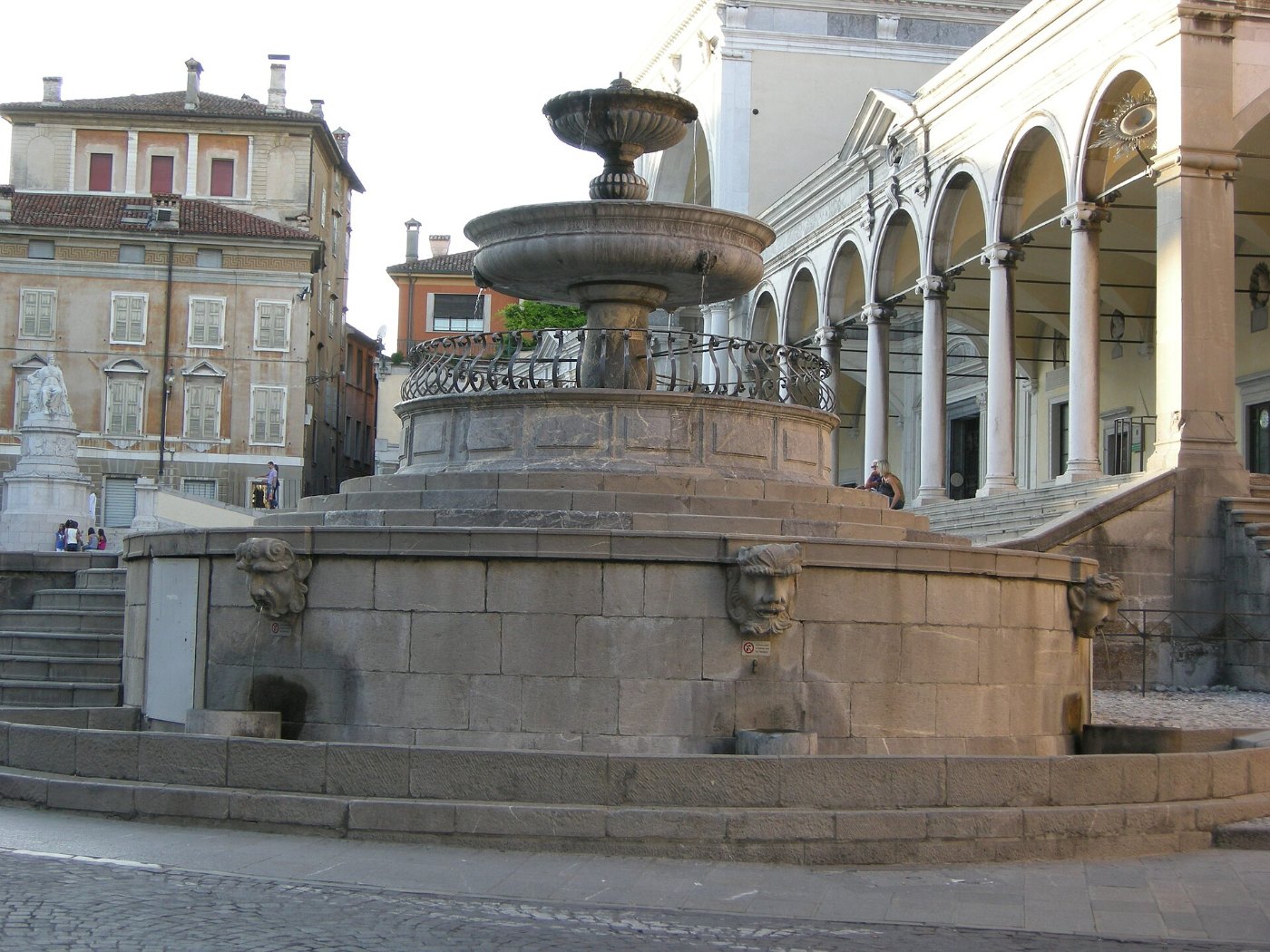 Udine, fontana di piazza della libertà 01