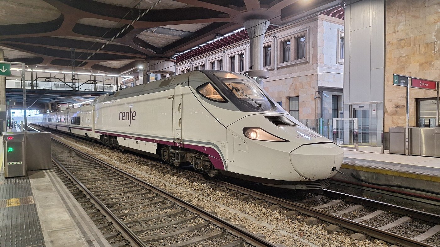 Alvia serie 130 en la estación de Oviedo